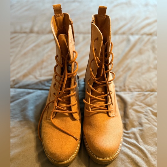 Size 8 1/2 Universal Thread side zip ankle boots - Picture 3 of 4